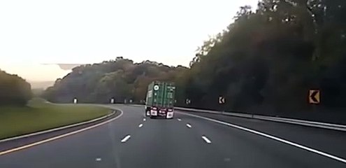 Feci kaza! Yokuş aşağı giden TIR devrildi