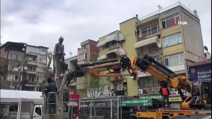 Ağacın üstüne keloğlan heykeli koydular