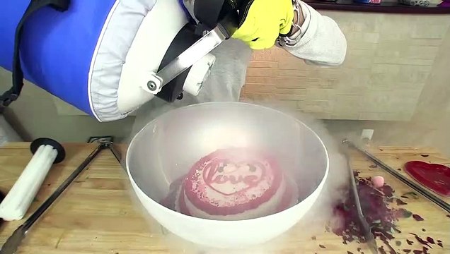 Marrambo_ Rompiendo Oso de Peluche, Rosas y Chocolates con Nitrógeno Líquido y Marro!!!