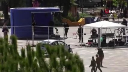 Kalabalığın arasına dalan aracı, uçan tekme atarak durdurdu