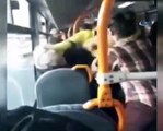 Kadınlar halk otobüsünde koltuk için böyle kavga etti