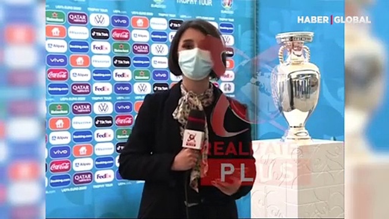 Euro 2020 kupası canlı yayın sırasında yere düştü