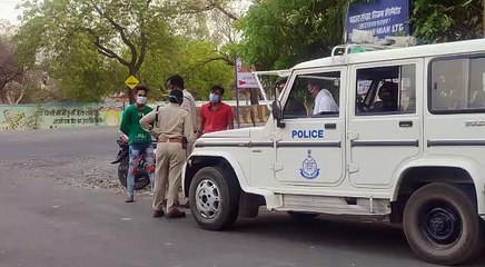 सड़क पर बेवजह घूमने वाले लोगों को समझाइश दे रही पुलिस