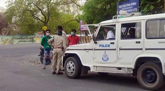सड़क पर बेवजह घूमने वाले लोगों को समझाइश दे रही पुलिस