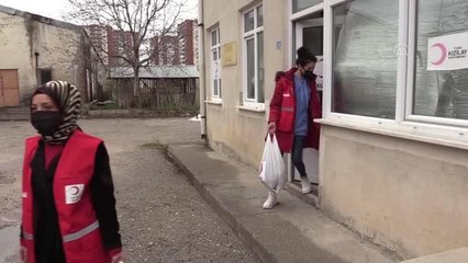 KASTAMONU - Türk Kızılay gönüllüleri sokak hayvanlarını besledi