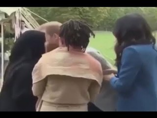 قبلة شرعية للامير هاري