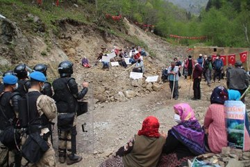RİZE'DE TAŞ OCAĞI KARŞITLARI, ARI KOVANLARI İLE YOLU KESTİ