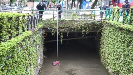 BURSA'DA, ESKİ ASKERİ LOJMANLARIN ÖNÜNDE 'KIRMIZI VALİZ' ALARMI