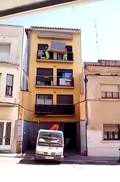 Un déménagement risqué : canapé par le balcon au 3eme étage