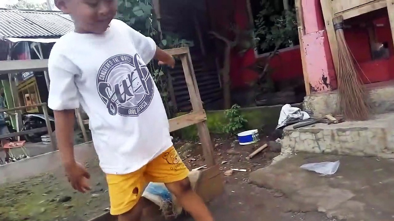 Cet enfant joue avec un serpent très agressif