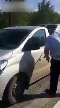 Ce policier tente de casser la vitre d'une voiture et se prend la honte de sa vie