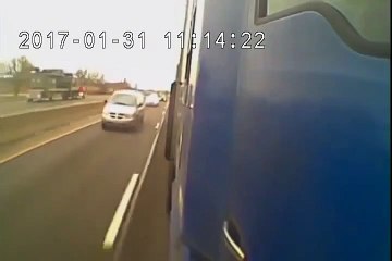 Download Video: Un conducteur se retrouve coincé entre deux camions... Douloureux