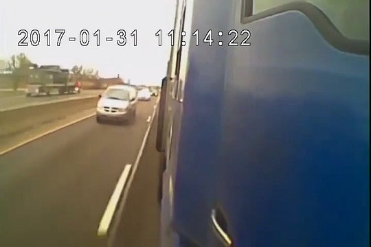 Un conducteur se retrouve coincé entre deux camions... Douloureux