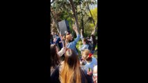 Une foule de personnes filmée en train de faire la fête au parc des Buttes-Chaumont à Paris