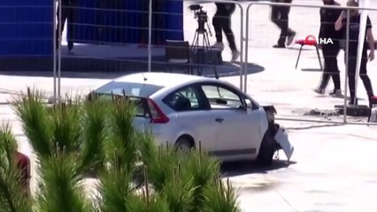 - Kalabalığın arasına dalan aracı, uçan tekme atarak durdurdu