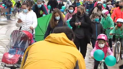 Cientos de vecinos de Valdebebas exigen en una concentración más infraestructuras educativas