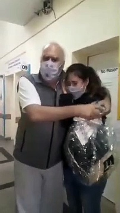 Un hombre denuncia la supuesta saturación hospitalaria: "No está saturado, médicos y enfermeras estaban a los saltitos" (TikTok)