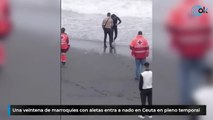 Una veintena de marroquíes con aletas entra a nado en Ceuta en pleno temporal