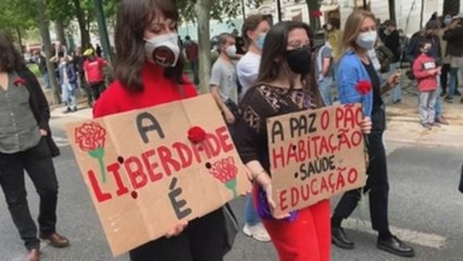 Portugal vuelve a cantar a la libertad desde las calles en su 25 de Abril