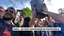 Ce dimanche 25 avril, plusieurs centaines de personnes ont improvisé une fête dans le parc des Buttes-Chaumont (Paris)