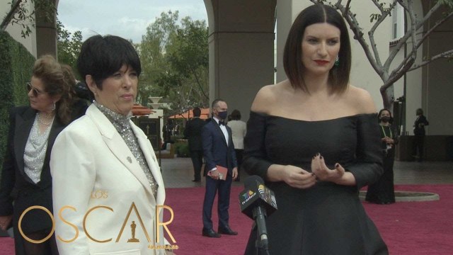 Laura Pausini cantó en vivo en la alfombra roja de los Oscar 2021.