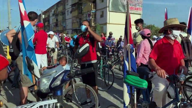 En bicicleta, moto o caballo, miles de cubanos desfilan contra el embargo