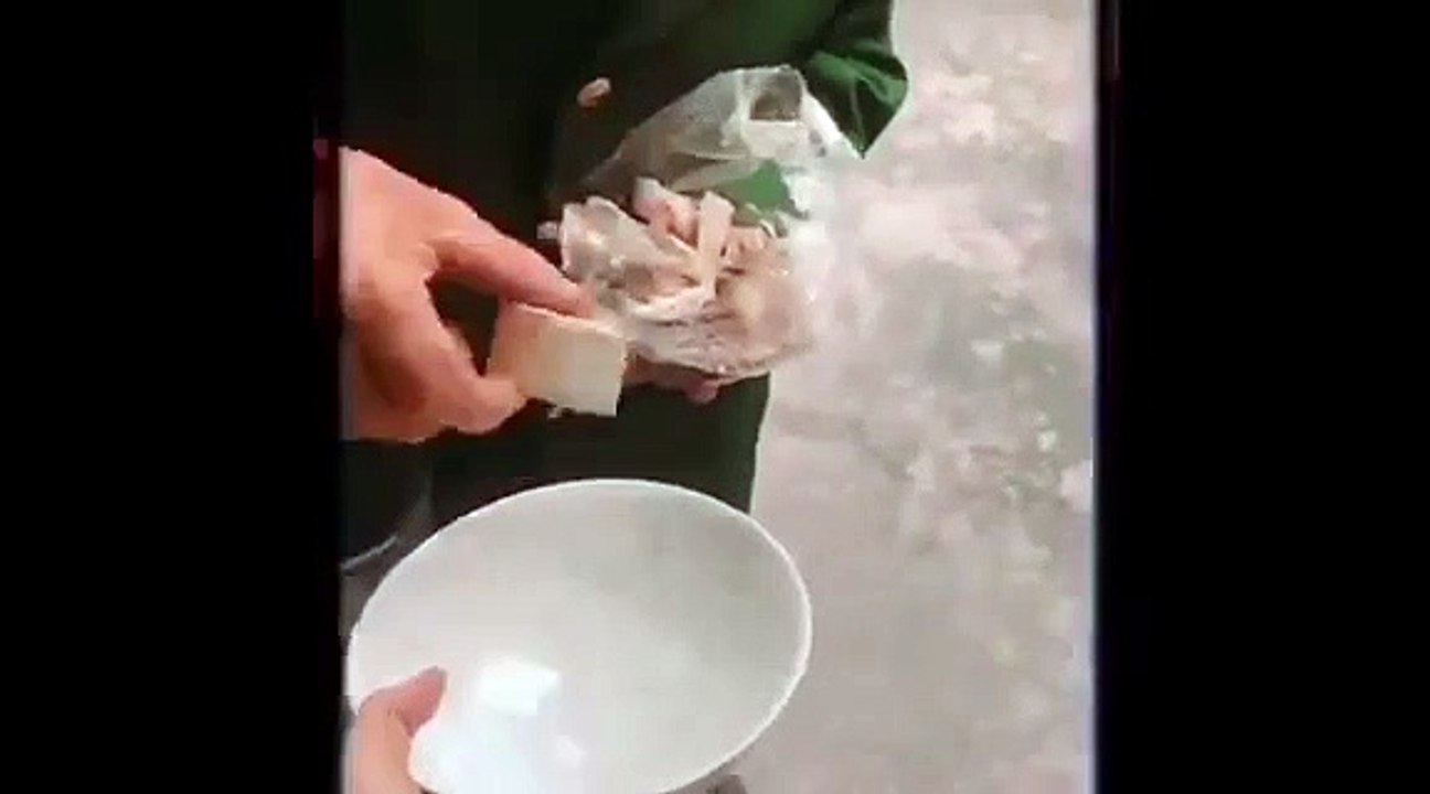 Cụ ông 80 tuổi đi ăn cỗ mang phần về cho cháu gái 25 tuổi ở nhà