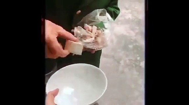 Cụ ông 80 tuổi đi ăn cỗ mang phần về cho cháu gái 25 tuổi ở nhà