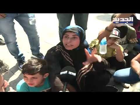 أم لأربعة أولاد تهدد بإحراق نفسها احتجاجاً على طرد أولادها من المدرسة بسبب الأقساط