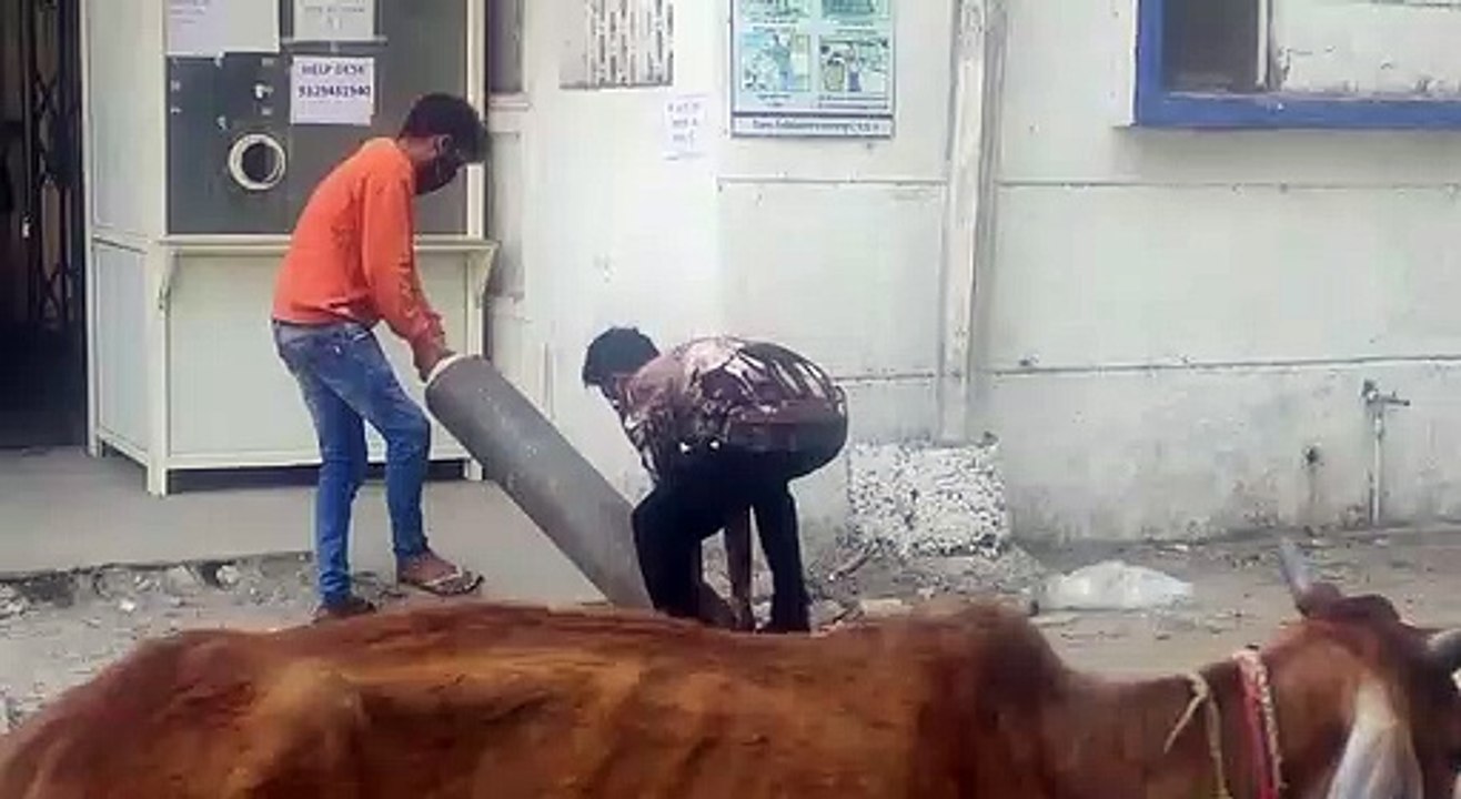 मरीजों को ऑक्सीजन उपलब्ध कराने के लिए उनके परिजन ही परेशान