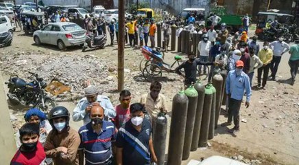उत्तर प्रदेश: अस्पताल के बाहर इंतजार, ऑक्सीजन सिलेंडर के लिए लंबी कतारें