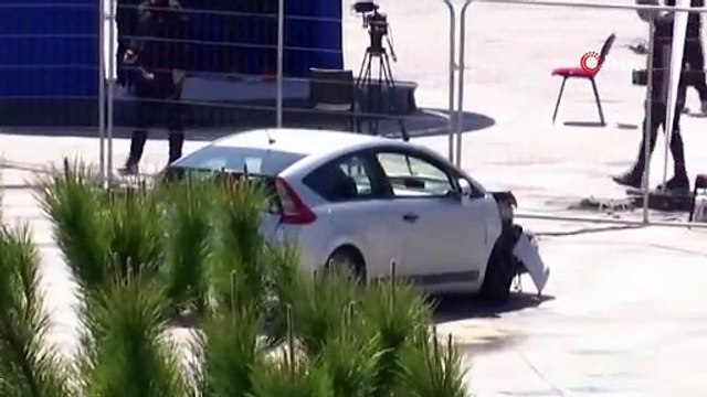 Kalabalığın arasına dalan aracı, uçan tekme atarak durdurdu