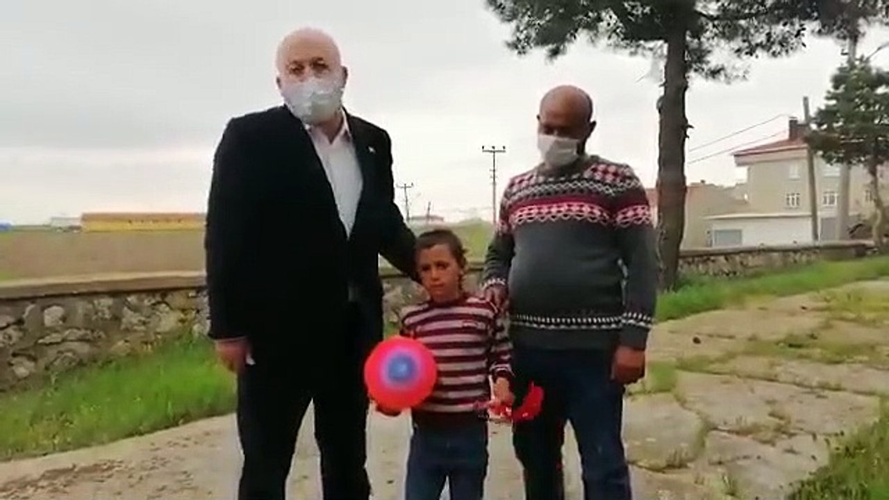 Çocuk işçiyi 'küçük ustamız' diye paylaşan Hayrabolu Belediye Başkanı İnan: Babasının eldivenleriyle poz verdi