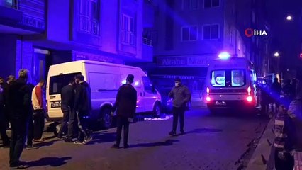 Direksiyon hakimiyetini kaybeden motosikletli minibüsün altına girdi