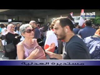 ريم حيدر صاحبة عباءة السيد مع المتظاهرين في بيروت: أريد وطناً يشبة أمي