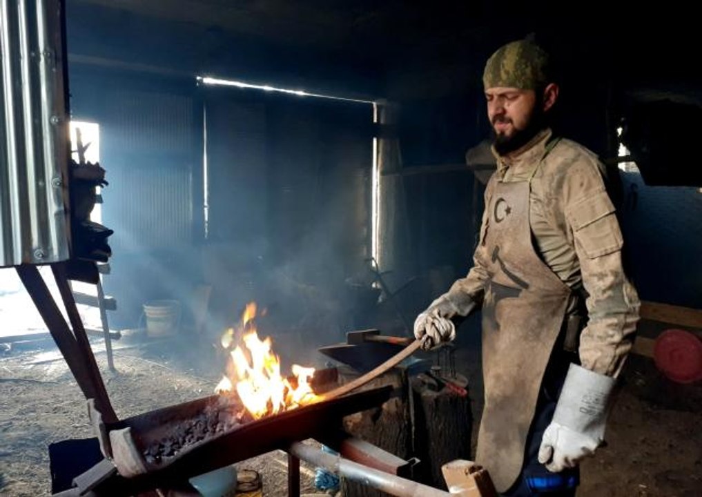Taş duvarlar arasında harladığı ateşle atalarının izinden gidiyor