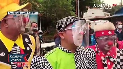 Badut di Cimahi Sosialisasikan Prokes Sambil Bagikan Takjil