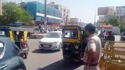 बाजार में उमड़ी भीड़, जाम में फंसे शिक्षा मंत्री को पुलिस ने करवाया आजाद