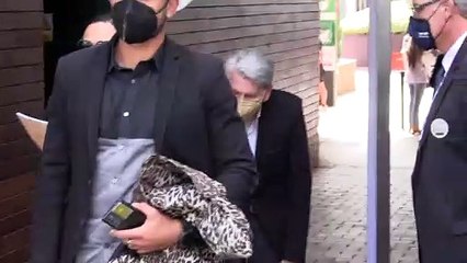 Manolo Santana reaparece con serias dificultades para andar