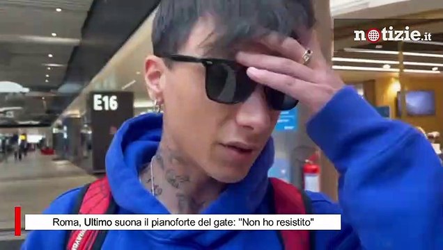 Roma, Ultimo suona il pianoforte del gate in aeroporto: il cantante dopo lo show Non ho resistito