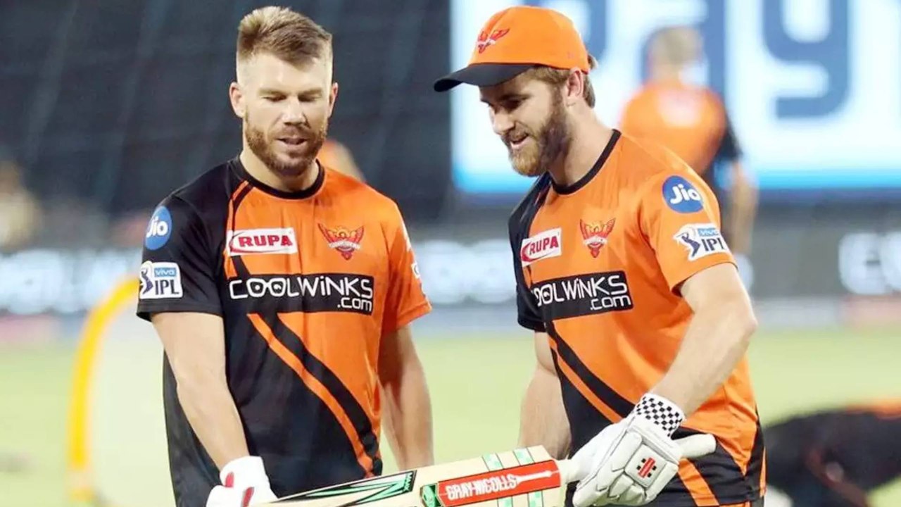 IPL 2021, SRH vs DC: Fans Trolled David Warner For A 'Short-Run' | Oneindia Telugu