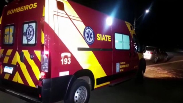 Motociclista tenta desviar de cachorros e cai sofrendo contusões na Rua Jorge Lacerda, no Bairro Cancelli