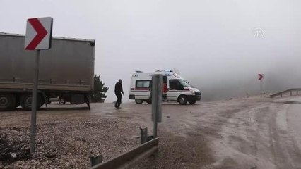 Bariyerlere çarpan tırın sürücüsü yaralandı