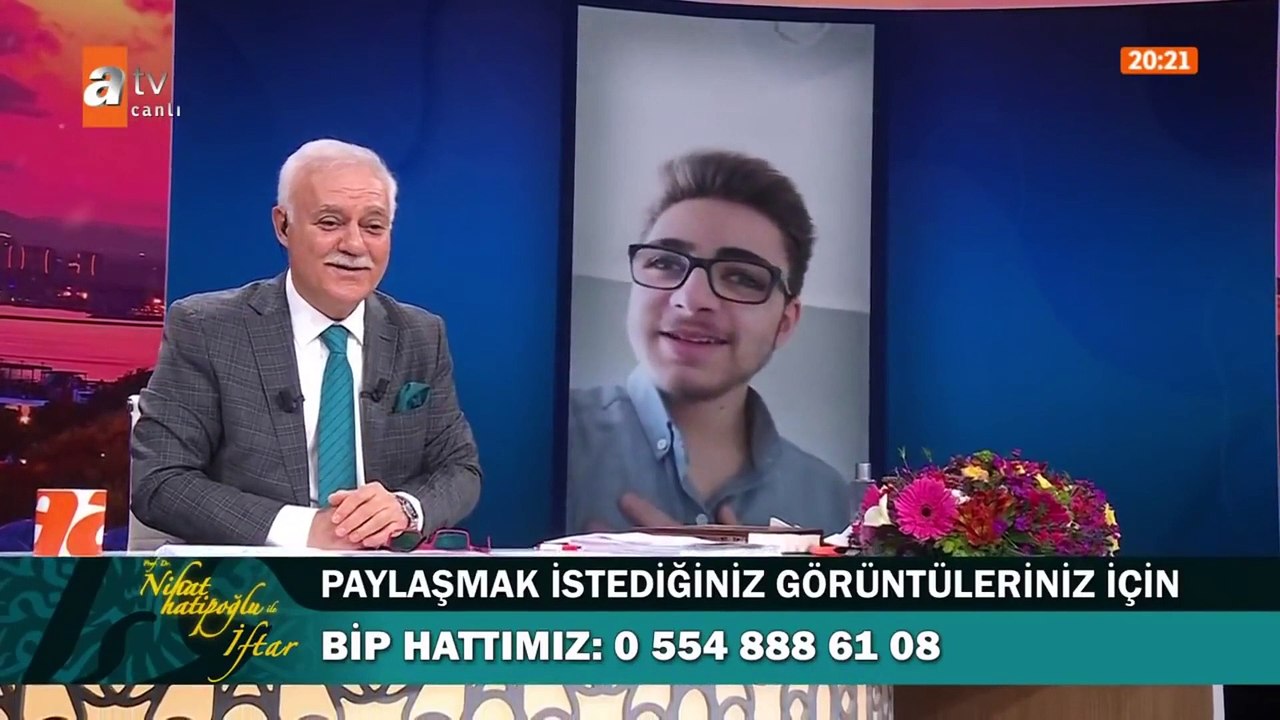 Programa bağlanan gençten Nihat Hatipoğlu'na enteresan soru: Duşta müzik dinlemek günah mı?