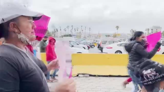 Cientos de migrantes protestan en la frontera con EEUU