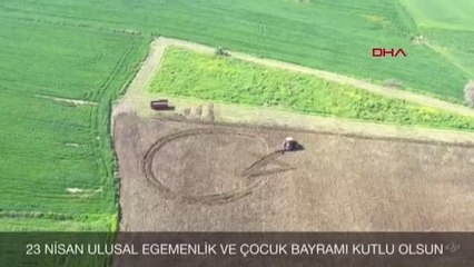 SABANLA TARLASINA ÇİZDİĞİ 'AY YILDIZ' VE 'TEK VATAN' YAZISI BEĞENİ TOPLADI