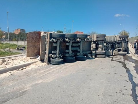 SULTANGAZİ'DE HAFRİYAT KAMYONU VİRAJI ALAMAYARAK DEVRİLDİ