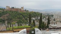 İspanya'da ezan, minareden yüksek sesle sadece Granada'daki Ulu Cami'nde okunuyor