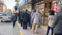 EDİRNE KEŞAN'DA KISITLAMA SONRASI BANKA VE ATM'LERİN ÖNÜNDE UZUN KUYRUK