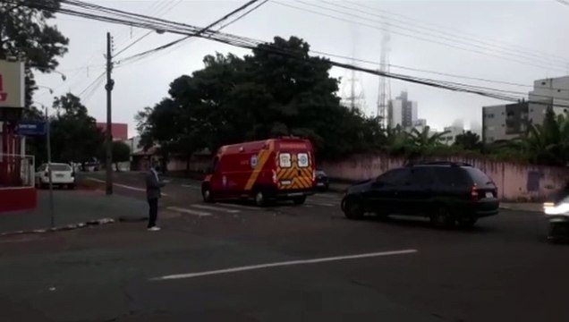 Carros se envolvem em colisão na Avenida Carlos Gomes com a Rua Santa Catarina